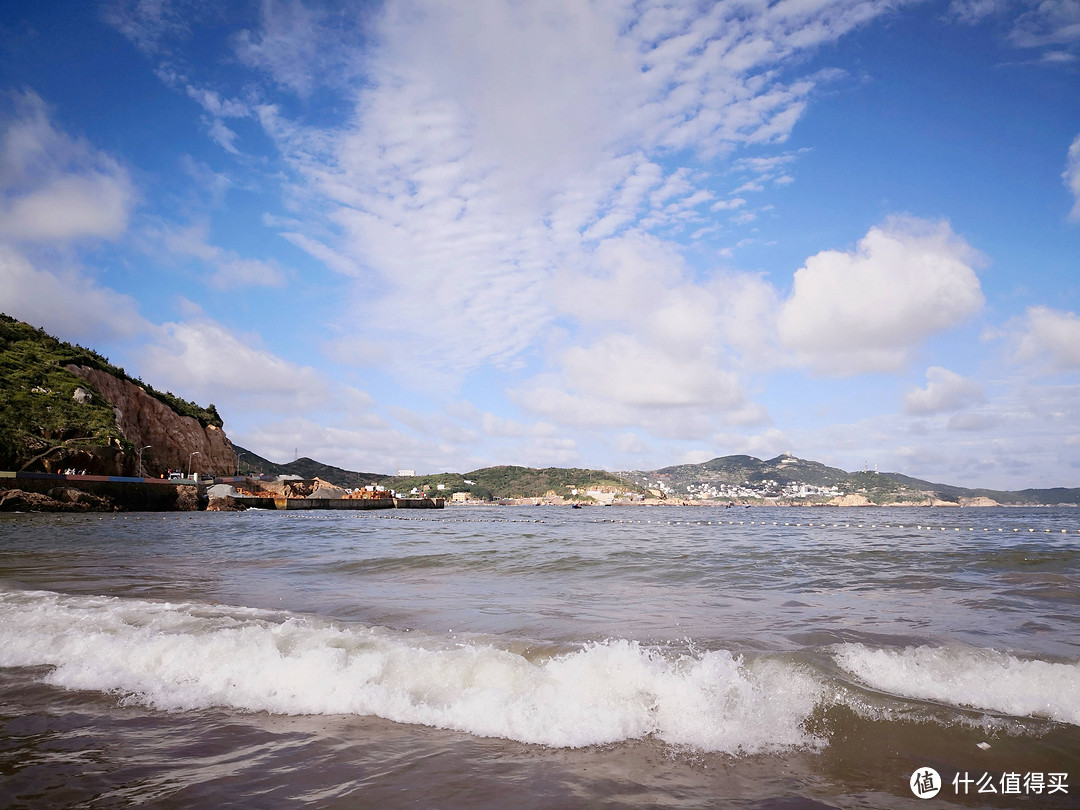 浪声阵阵，海水靠岸边的不是那么清澈，远方的都是蓝绿色的呢~