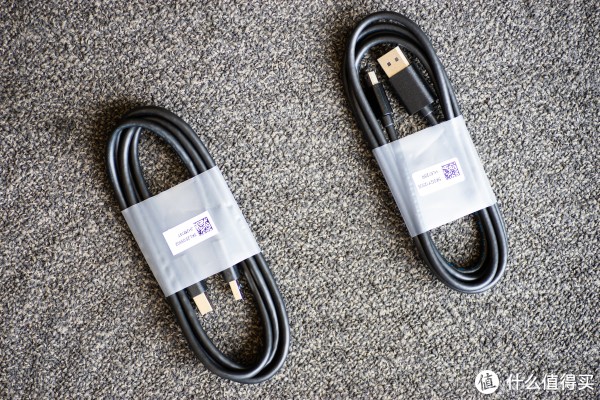 一根minidp转DP线，一根USB3.0连接线。