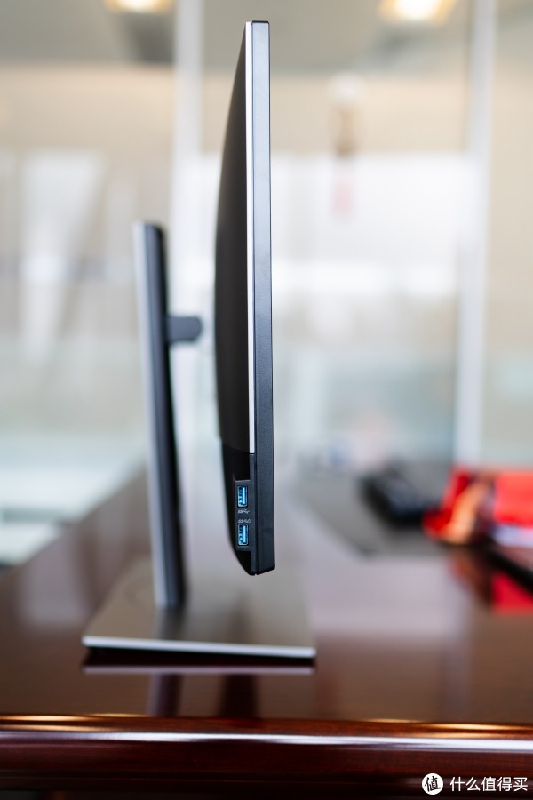 左侧下发两个USB3.0接口