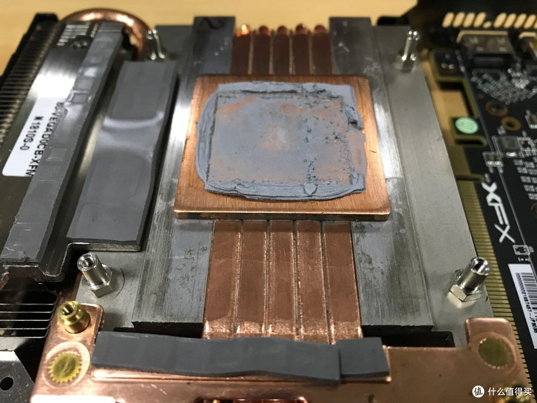 拆开这块显卡才发现,原来VEGA56 Nano早就有了
