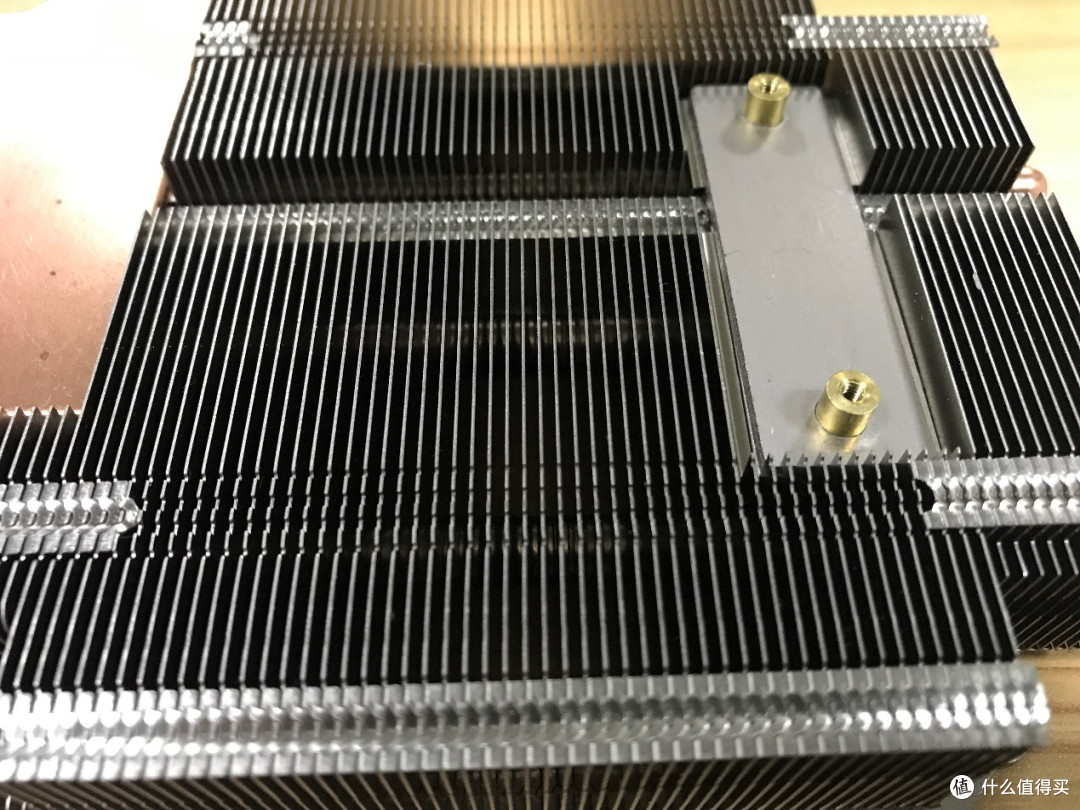 拆开这块显卡才发现,原来VEGA56 Nano早就有了