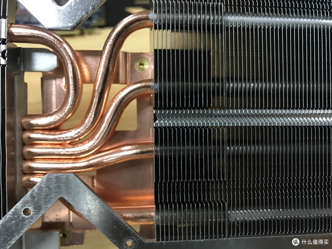 拆开这块显卡才发现,原来VEGA56 Nano早就有了