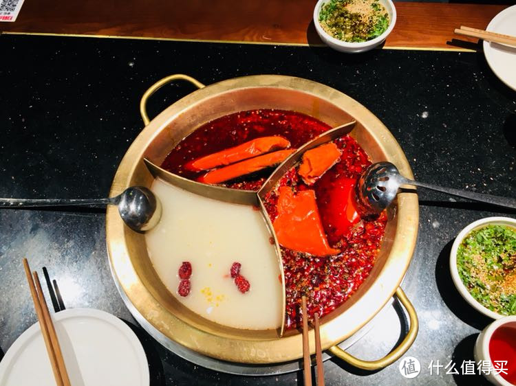 鸳鸯锅：三鲜汤，特辣牛油，一般辣