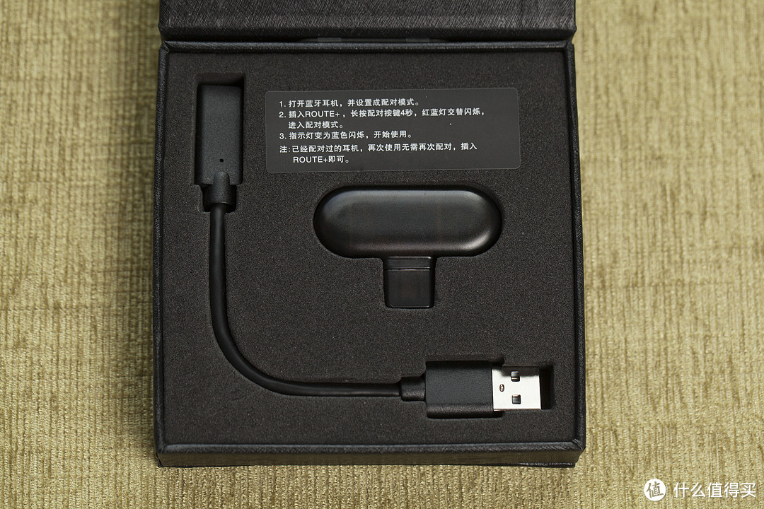 ▲打开内盒就能看到主体了，还有一根TYPE-C母口转USB线，方便与电脑或底座连接。