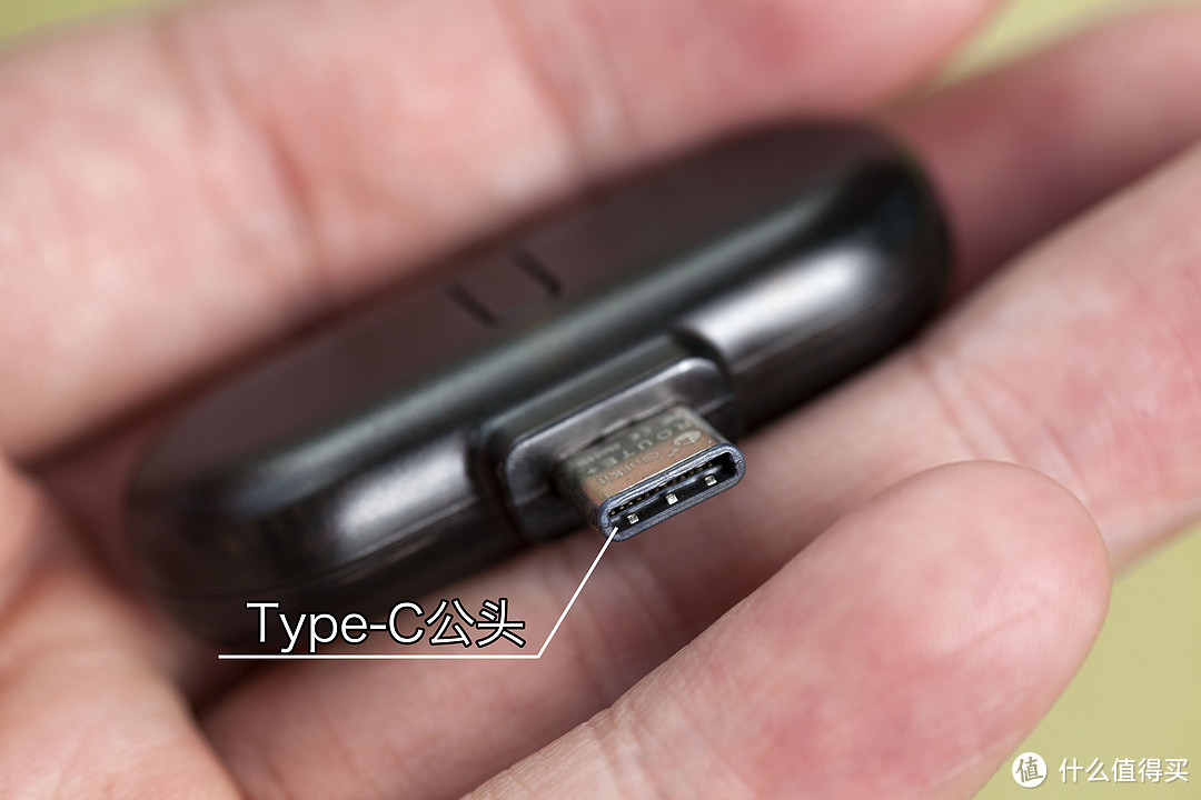 ▲蓝牙发射器拿在手上比较小巧，采用的是USB-C接口，使用方法是插在NS充电接口处。