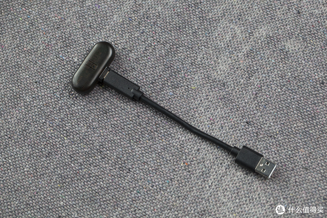 ▲用配的USB线连接发射器后就能作为电脑端蓝牙发射器使用