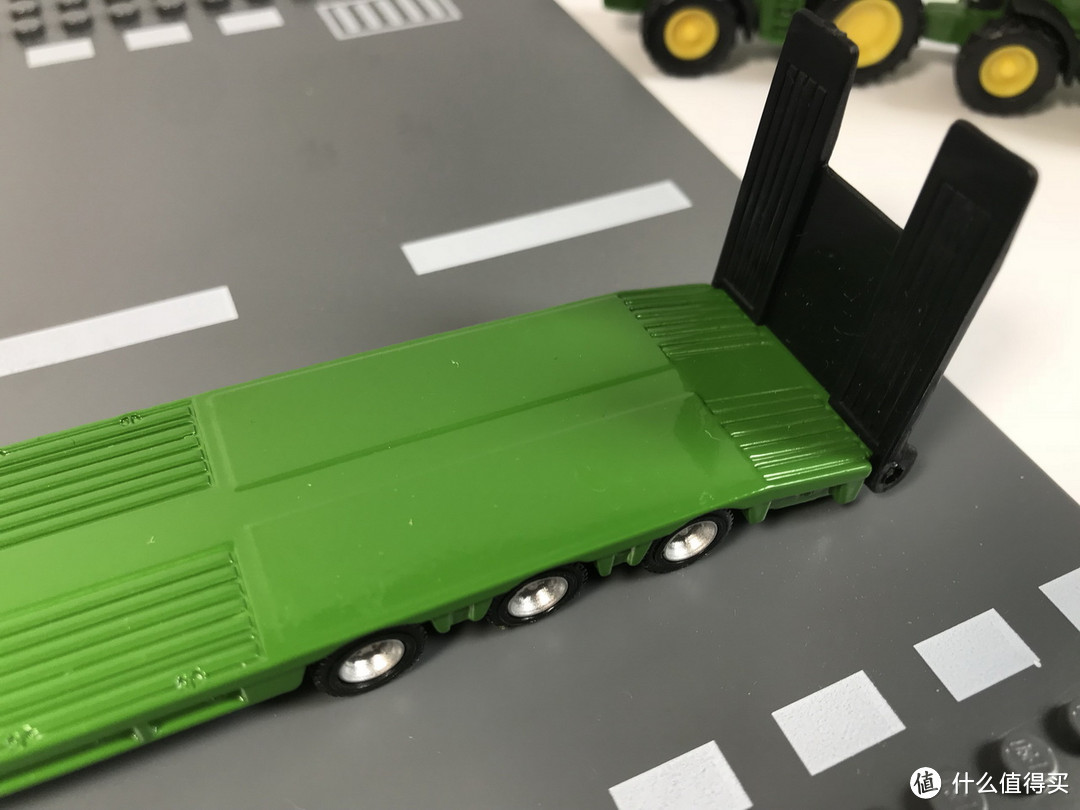 一套里面三辆车：SIKU 仕高 1:87 1837 平板拖车+约翰迪尔拖拉机套装开箱