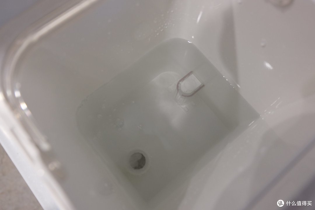 水箱底部有两个孔:一个进水口,一个废水回水口 水箱底部有两个孔:一个进水口,一个废水回水口