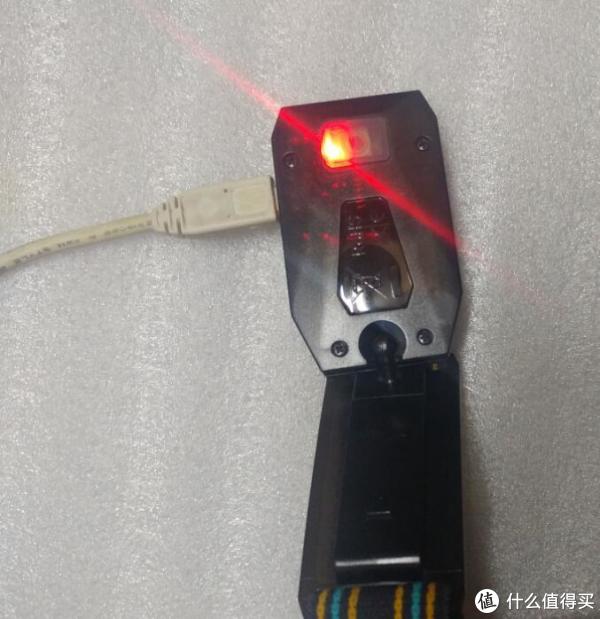 没有自带充电线，用手机的Micro USB接口线就行了，充电时亮红灯。