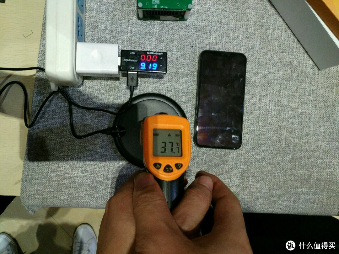 市面流行品牌无线充电器选购指南：八款无线充专业工具实测对比