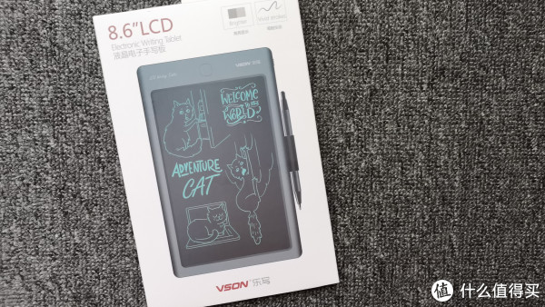 &nbsp; &nbsp; &nbsp; 手写板的包装，相比较其19.9的价格，我觉得这包装做的很不错了，正中为商品图，左上为手写板尺寸，右上为手写板亮点，下部为手写板的品牌名称及LOGO。