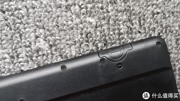 背部右上方为电池槽，擦除功能无效时就意味着需要更换电池了。