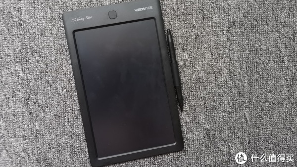 手写板右侧有一个手写笔的笔套，可以将手写笔固定住。