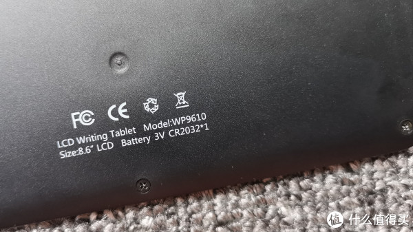 背面底部印着商品的参数以及电池信息。