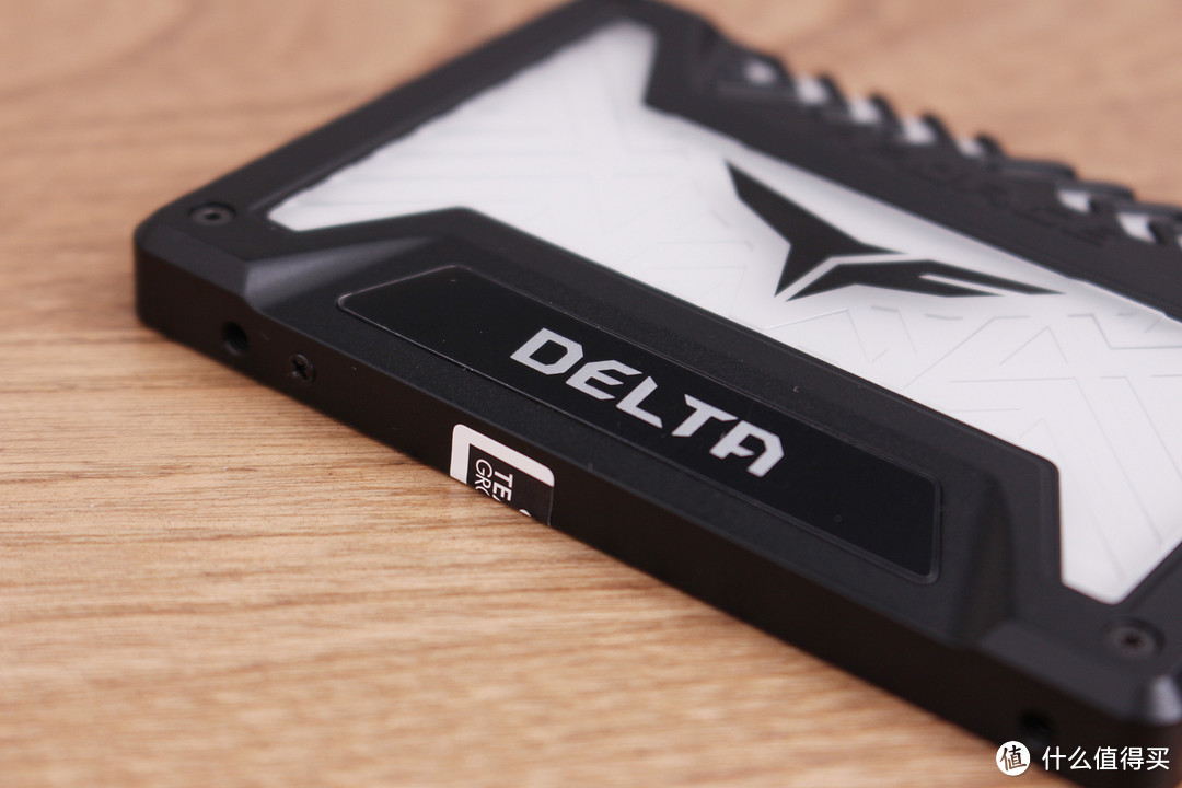 七彩炫光的固态—TEAM 十铨 T-FORCE DELTA RGB SSD 固态硬盘评测