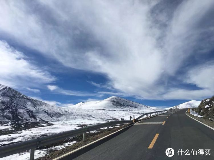 偶然发现了一条小路，旁边就是雪山，特别特别美丽的风景