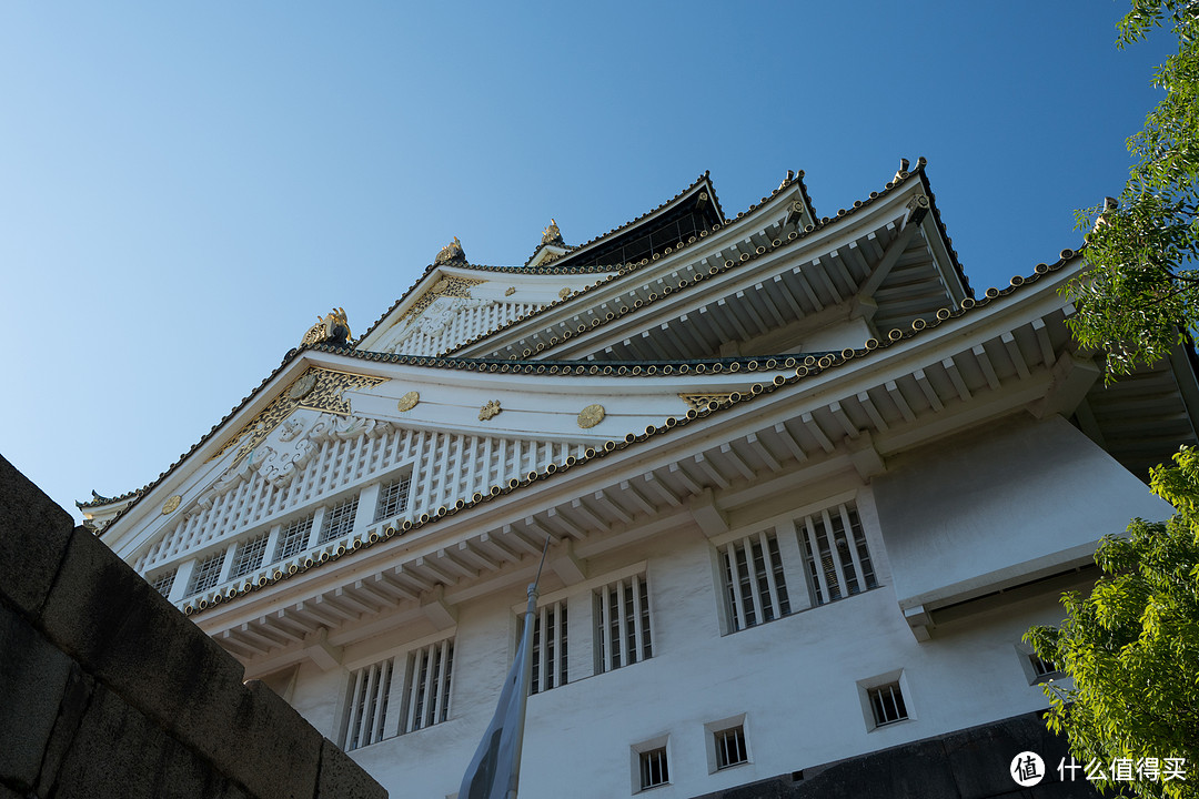 丰臣秀吉修建的，放在小日本幕府时代还是挺唬人的，但是跟我大天朝比。。。就差的有点多了，哦对了，后来丰成秀吉被德川干掉霸占了这里！