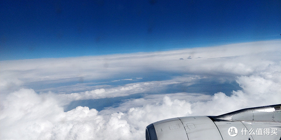 横构图能找到更好的焦点，或许蓝天白云是主角，而人造飞机虽然避免不了，但是也可以作为陪衬。