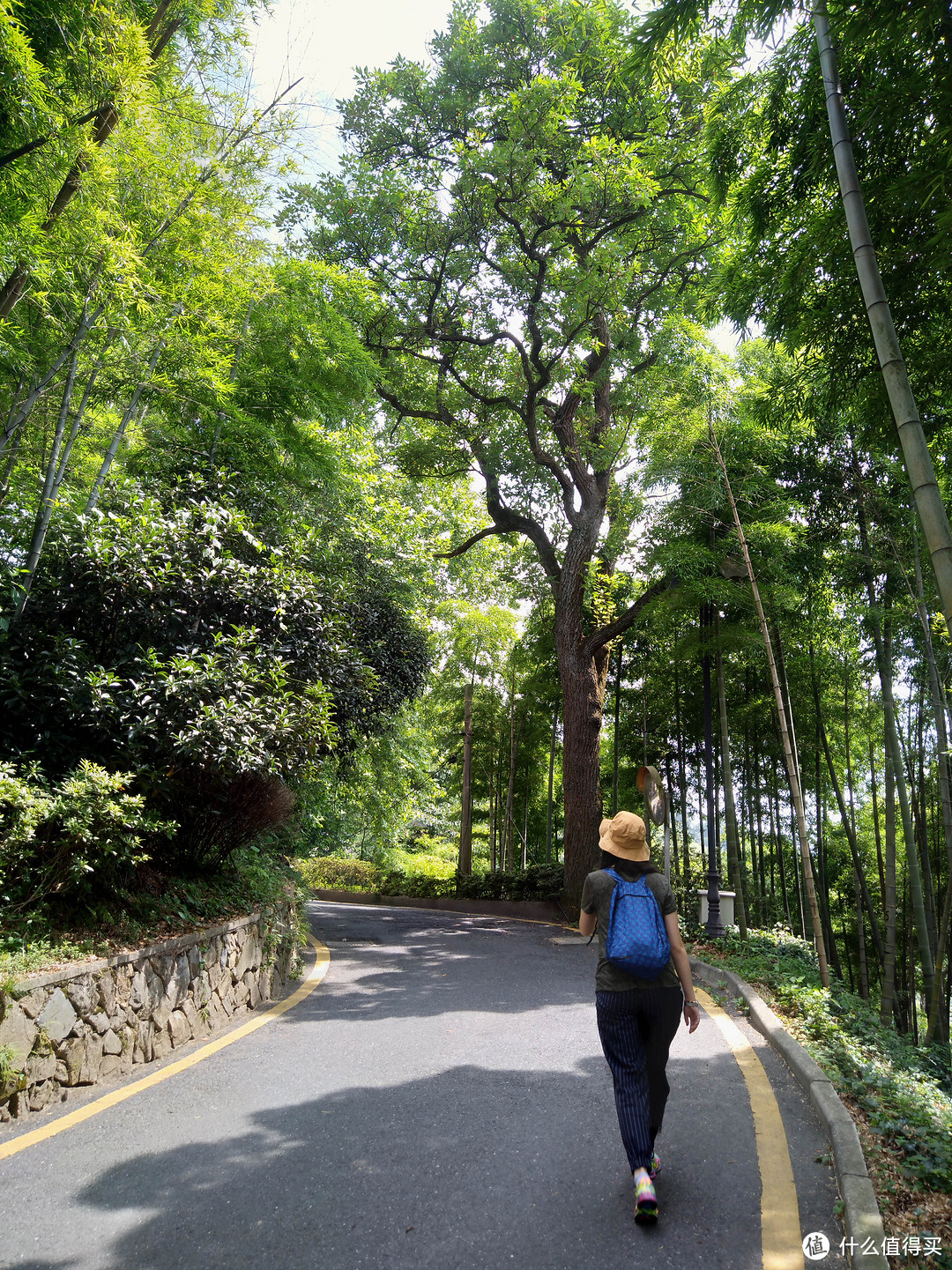 盘山小道上的少女