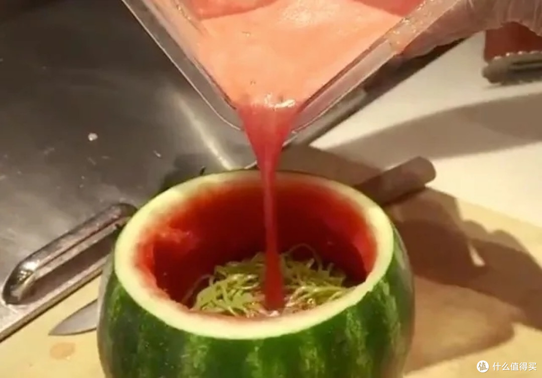 除了自制抹茶面条，西瓜汁，还加有自制调味的韩式辣酱Gochujang。