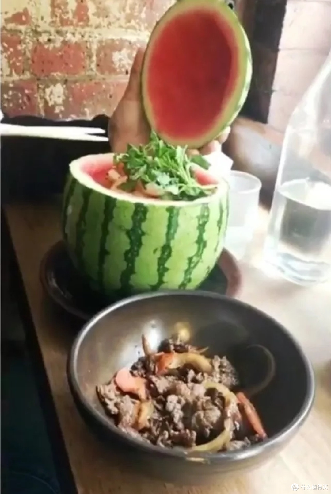 上面再加上虾子与西洋菜，另外附上一小盘的韩式炒牛肉Bulgogi。