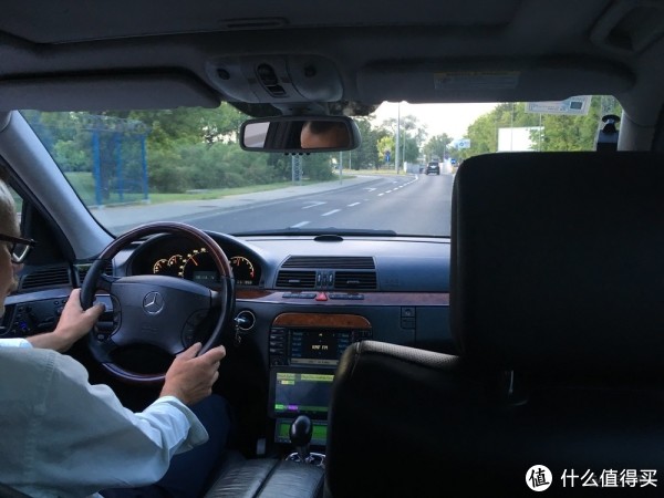 从机场出来打车到酒店，路程 9.4 公里，不堵车的情况下打表收费 30 PLN。可能因为正好来了辆奔驰，所以单价贵一些？
