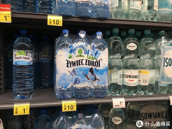 瓶装矿泉水 1.69 PLN，可口可乐是 4.99 PLN