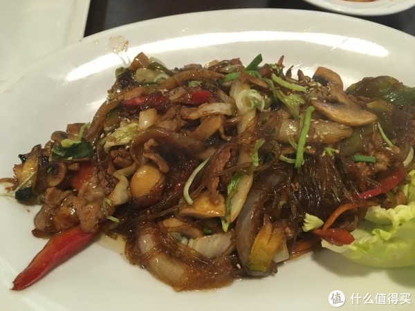 馆子就比较贵了，一份韩式炒粉丝要 45 PLN，比波兰本地菜还贵。味道没有国内的好，偏咸