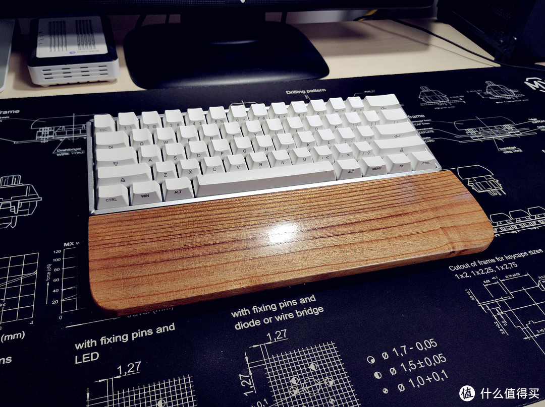 铝系艺术的狂潮—IQUNIX F60双模机械键盘+ZOMO猫爪键帽测评体验