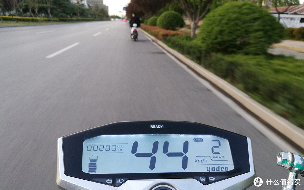 最高时速45km/h，续航65公里，做个酷酷的骑士：雅迪莱客体验