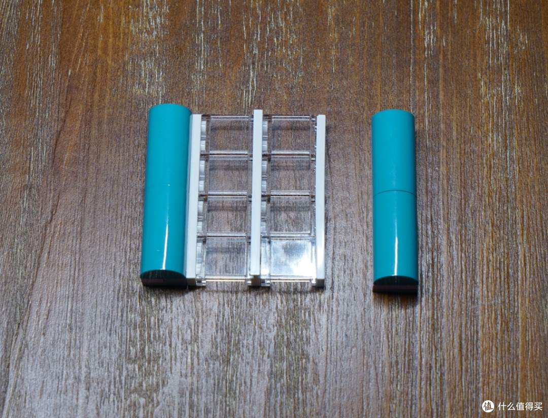 右侧的玻璃幕墙
