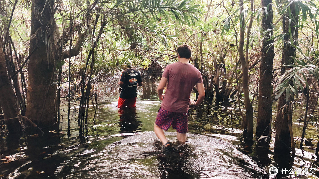 ▲不时要趟水，水位高的时候淹到腰部