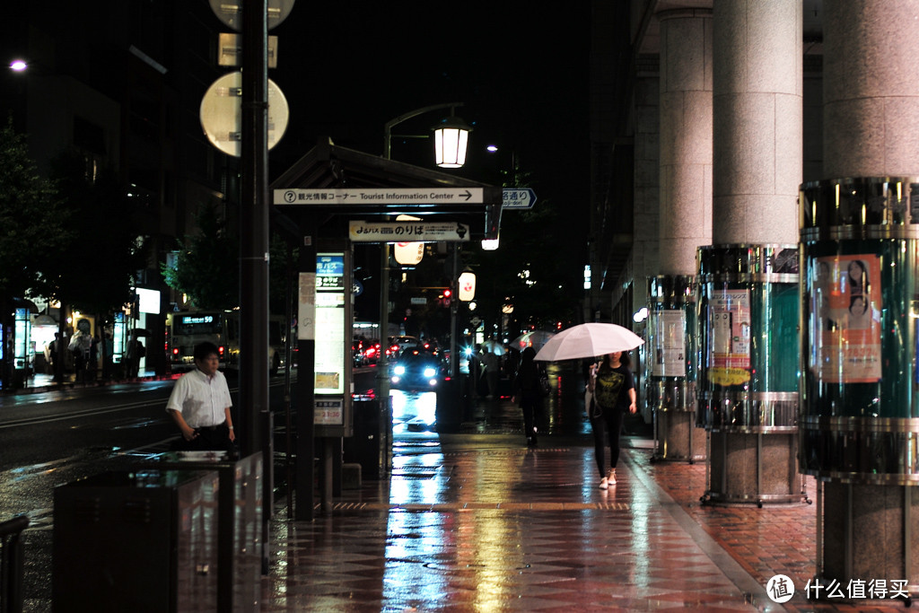 雨夜的行人，这里图片压缩太狠了，弱光下徕卡的味道。。。魅力大大的打折。。。