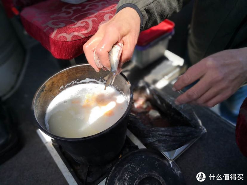 南线北线中午的午餐，贝加尔湖的湖水煮的鱼，不去腥加迷迭香，有很硬的面包蘸着汤吃