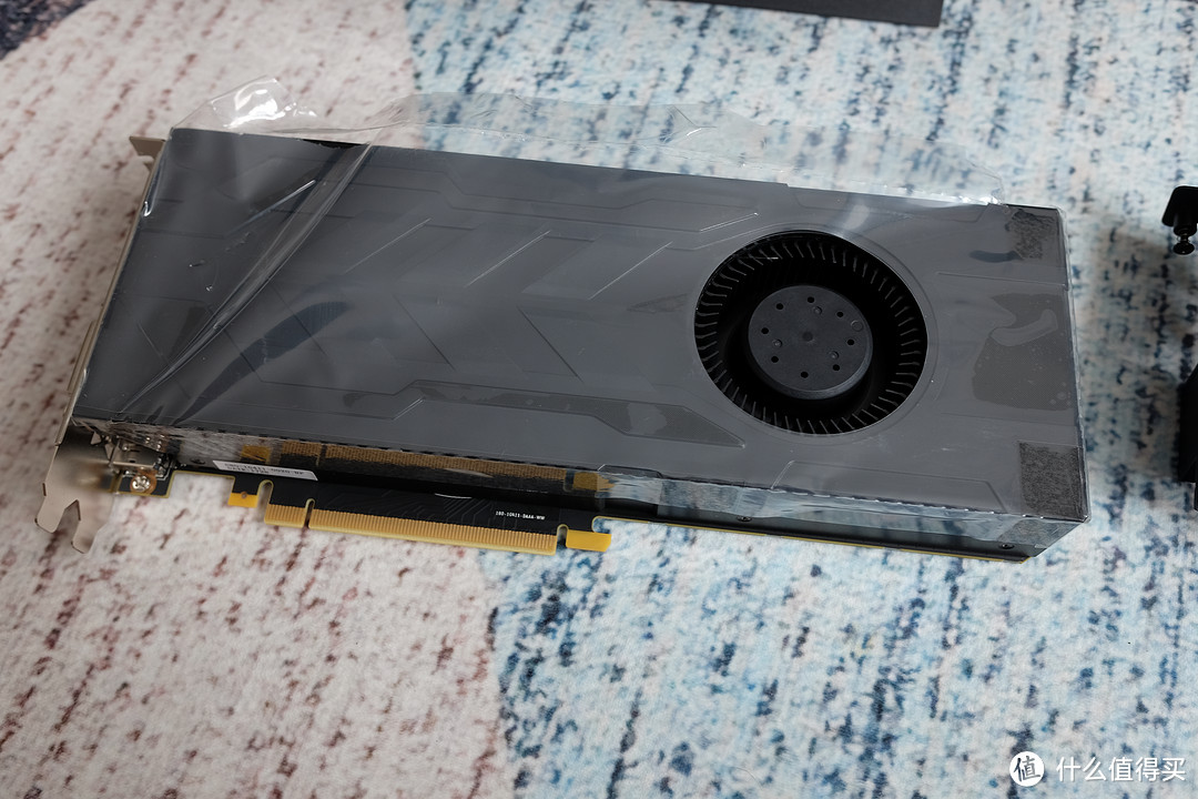 附带的GTX1070显卡没有品牌标识，样子有点蠢