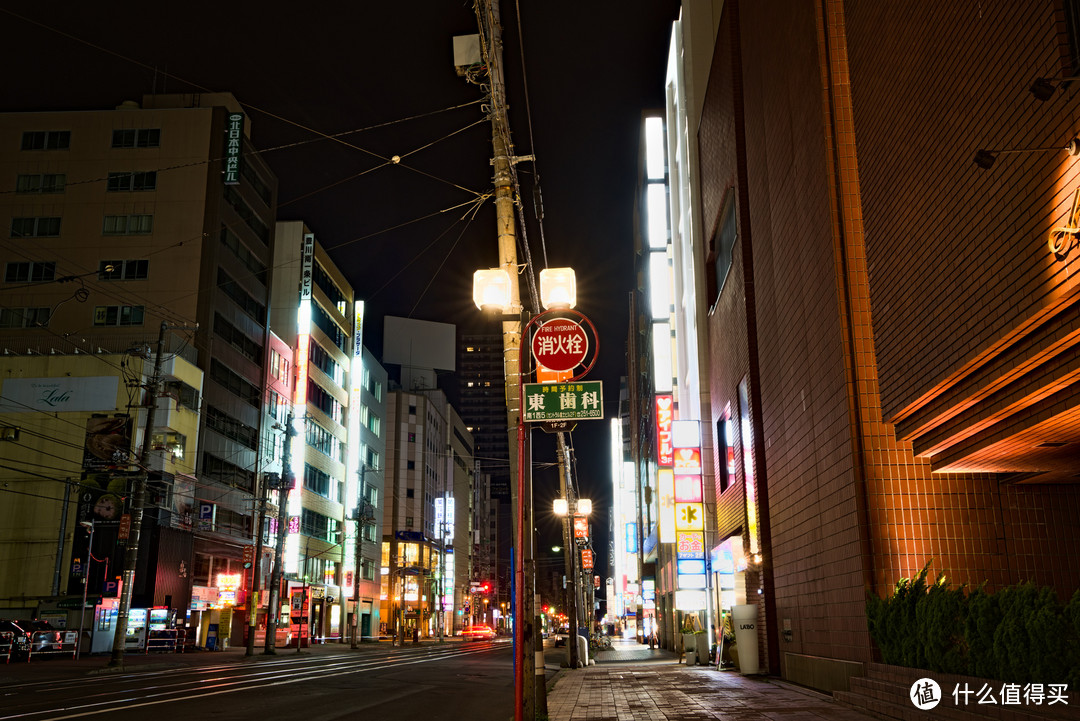 夜晚的札幌市中心街道