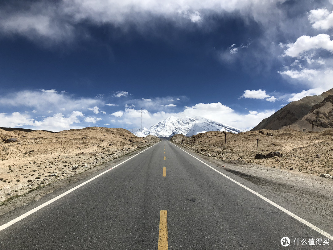 前往中国最西、最低端的新疆，这里一条公路上能看到春夏秋冬的美景