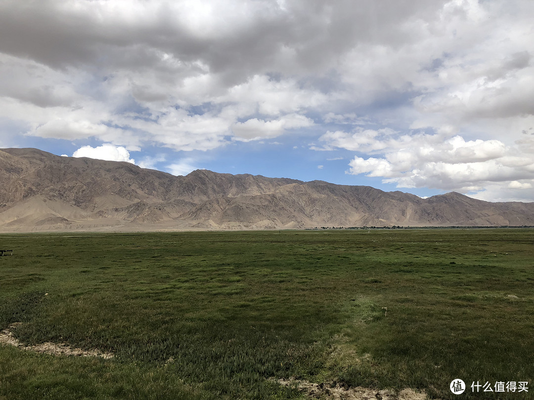 前往中国最西、最低端的新疆，这里一条公路上能看到春夏秋冬的美景