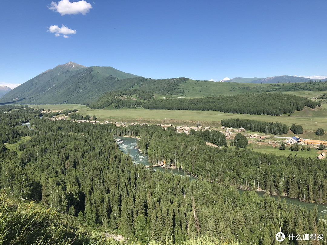 前往中国最西、最低端的新疆，这里一条公路上能看到春夏秋冬的美景