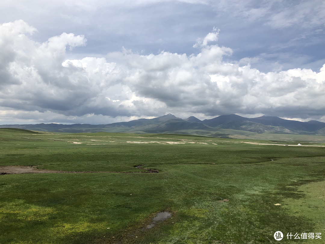 前往中国最西、最低端的新疆，这里一条公路上能看到春夏秋冬的美景