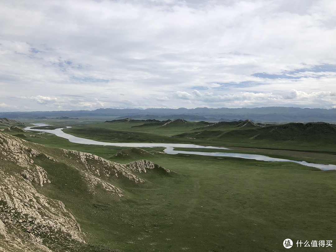 前往中国最西、最低端的新疆，这里一条公路上能看到春夏秋冬的美景