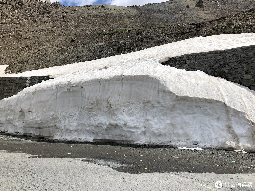 前往中国最西、最低端的新疆，这里一条公路上能看到春夏秋冬的美景