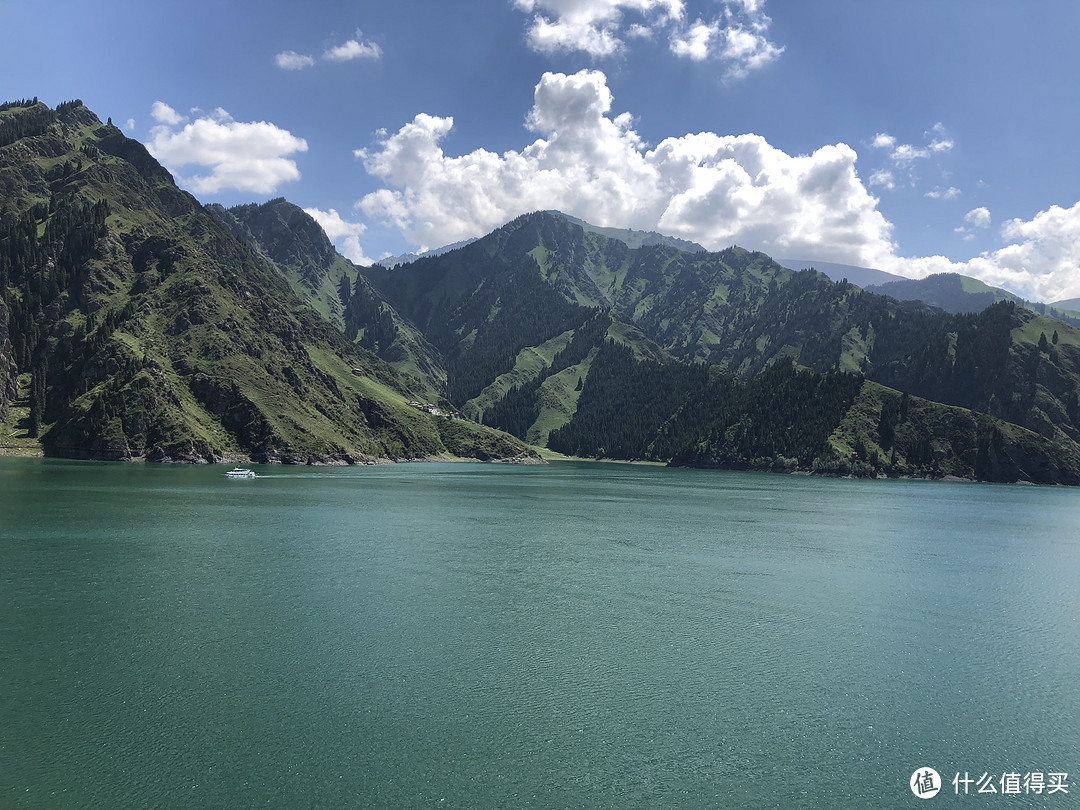 前往中国最西、最低端的新疆，这里一条公路上能看到春夏秋冬的美景