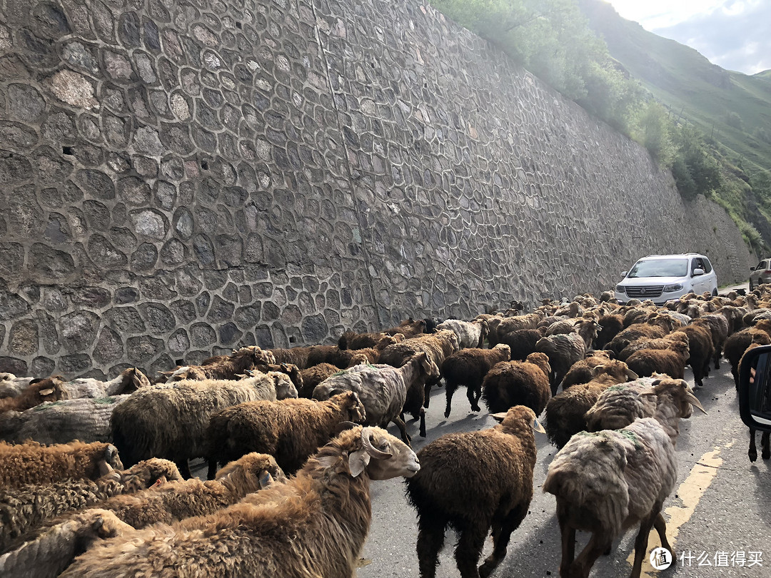 前往中国最西、最低端的新疆，这里一条公路上能看到春夏秋冬的美景