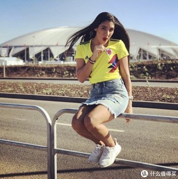 妹子撩起她的球衣! 性感惹火的球衣穿搭指南