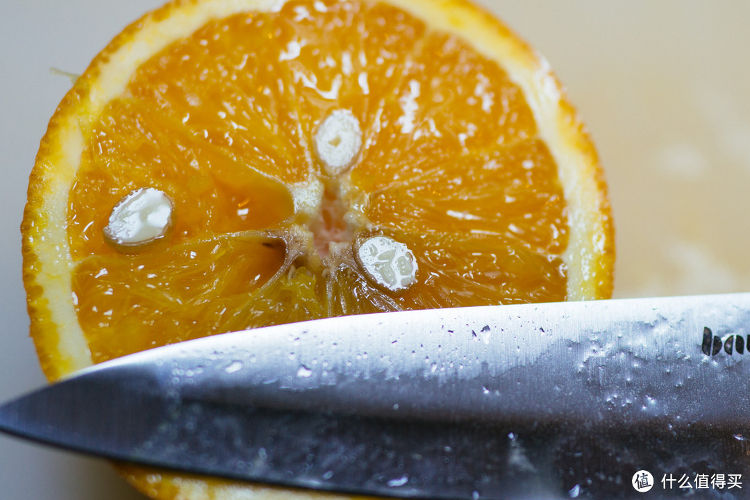 小刀切出来的水果，和一般几块钱一把的水果刀切出来的区别不大，切开了才发现这个橙子坏了。