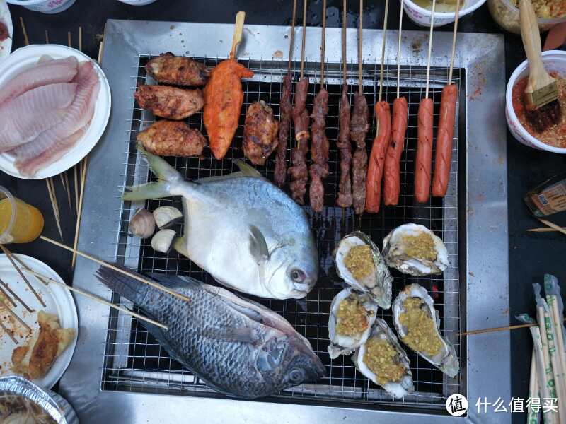 当然，我还买了生蚝、鸡翅等比较常见的烧烤食材，搭着吃才美味呢