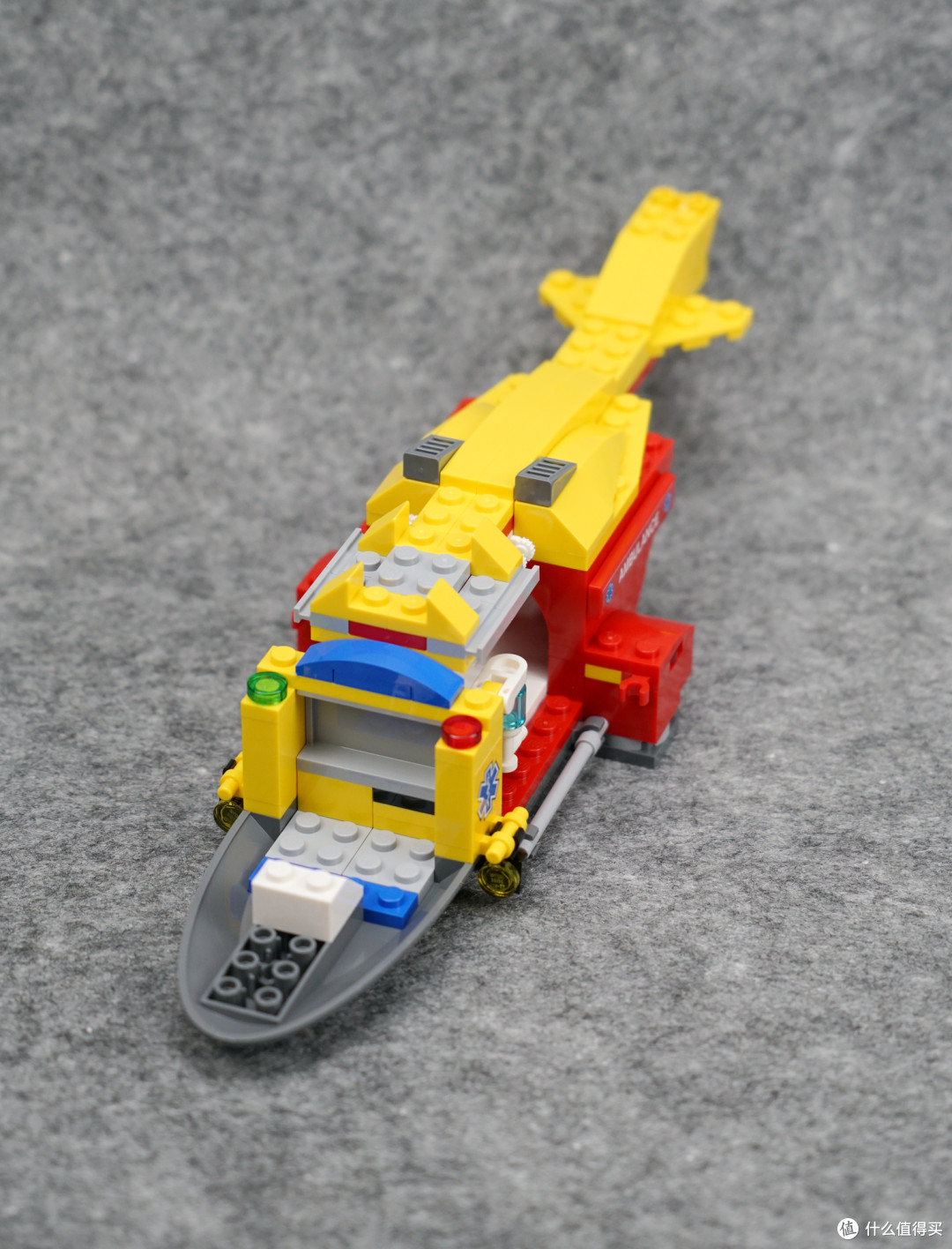 特殊件堆出一架直升机:LEGO 乐高 60179 CITY 城市系列 急救直升机 开箱