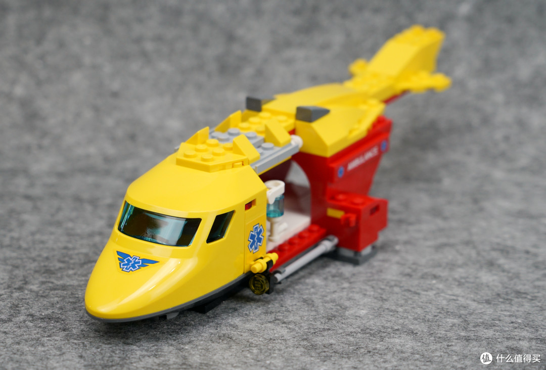 特殊件堆出一架直升机:LEGO 乐高 60179 CITY 城市系列 急救直升机 开箱