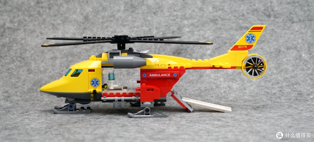 特殊件堆出一架直升机:LEGO 乐高 60179 CITY 城市系列 急救直升机 开箱
